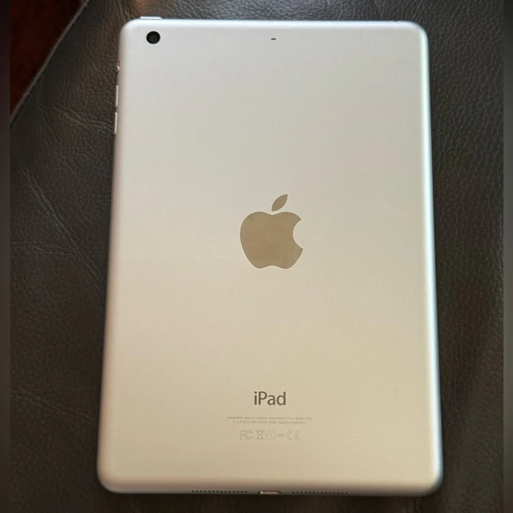 Apple White iPad Mini with Silver Home Button